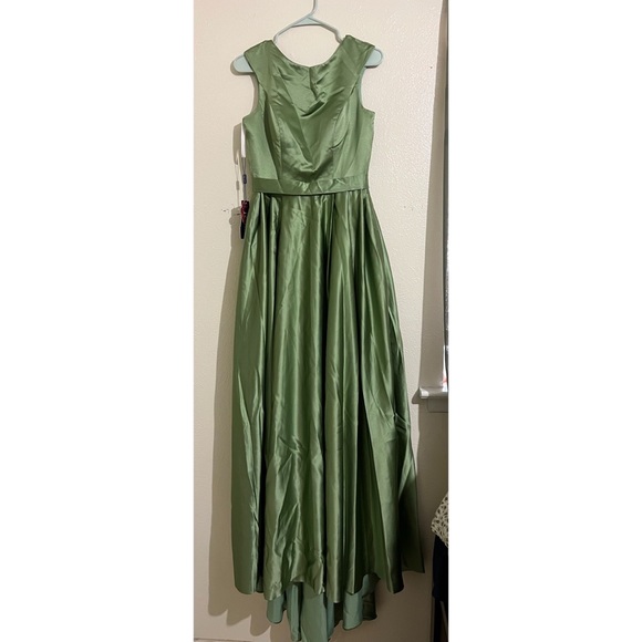 Elegant Sage Green Prom Dress. Size 6. NEW - Picture 3 of 5